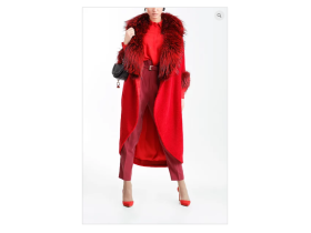Красное меховое пальто